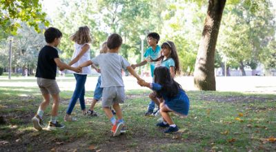 bambini-felici-che-giocano-insieme-all-aperto-ballano-sull-erba-si-godono-attivita-all-aperto-e-si-divertono-nel-parco-concetto-di-festa-o-amicizia-per-bambini bambini-felici-che-giocano-insieme-all-aperto-ballano-sull-erba-si-godono-attivita-all-aperto-e-si-divertono-nel-parco-concetto-di-festa-o-amicizia-per-bambini